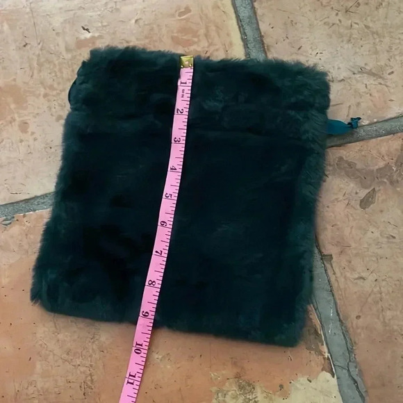 ❤️ NEW 2/$20 or 3/$25 Faux Fur Fuzzy Dark Emerald Green Gift Bag with Ribbon Tie - Picture 3 of 5